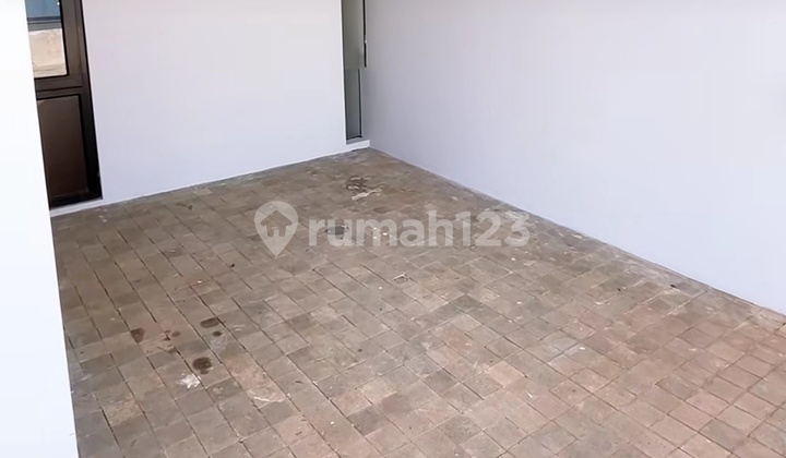 This Beautiful House Only Requires a 2 Million Down Payment, Close to the Toll Road and South Jakarta.