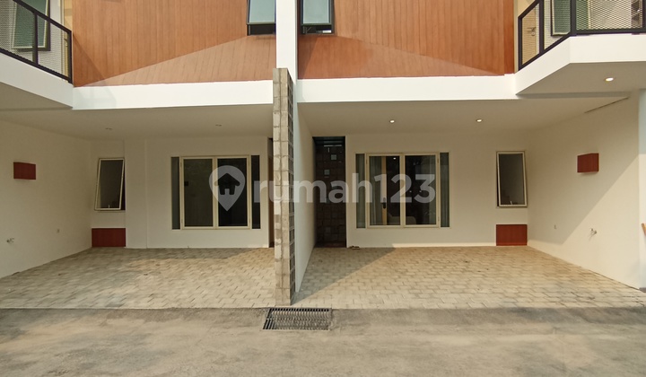 Rumah Cantik Cuma 2 Kilometer Dari MRT Lebakbulus Rumah Cantik Cuma 2 Kilometer Dari MRT Lebakbulus