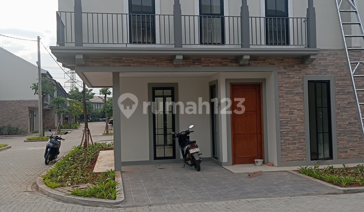 Rumah Pavorit Keluarga Karna Nempel M R T Lebakbulus