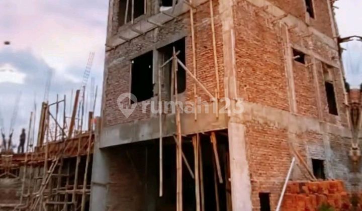 Rumah Mewah 3 Lantai Termurah di Cilandak Nempel Citos dan MRT 2
