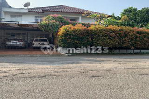 Rumah Di Hoek Dengan Kolam Renang Dekat Stasiun Mrt Lebak Bulus