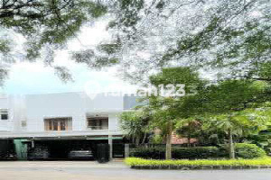 Rumah Luas dengan Kolam Renang Dekat Fasilitas Umum di Bintaro