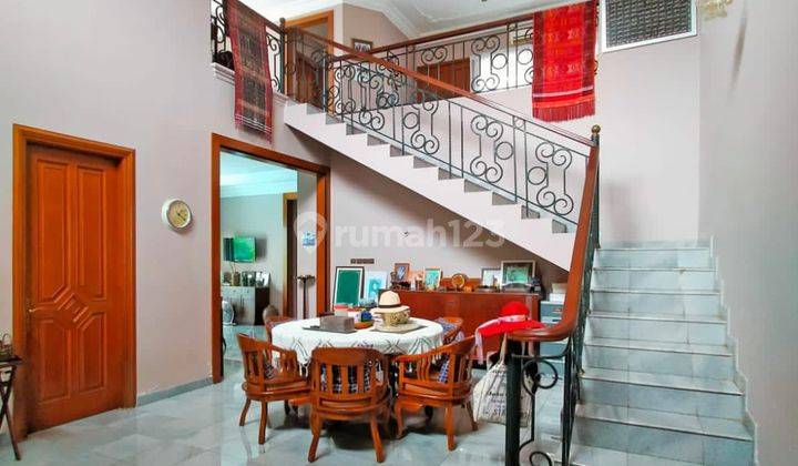 Dijual Rumah Bagus Dengan Kolam Renang Dekat Mall Di Ampera 2