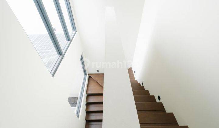 Rumah  3 Lantai  Semi Furnished Dekat Pintu Tol Bintaro 2