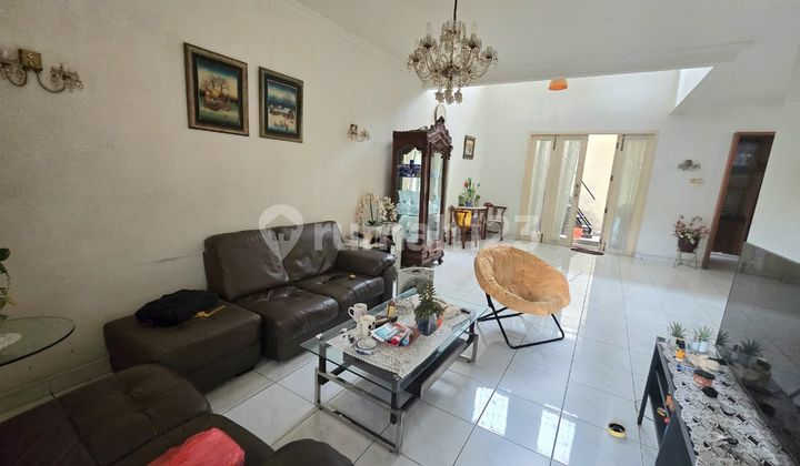 House with a Spacious Yard in a Cluster Near Toll and KRL Access in Bintaro House with a Spacious Yard in a Cluster Near Toll and KRL Access in Bintaro