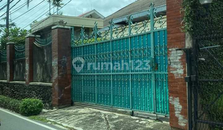 Well-Maintained House with Swimming Pool Near MRT Station 2