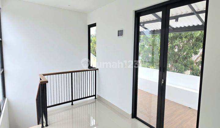 Rumah  3 Lantai Bagus Unfurnished Dekat Pintu Tol Bintaro 2