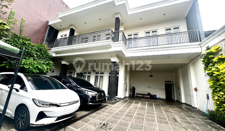 Rumah Terawat di Kemang Lokasi Strategis dengan Harga Menarik