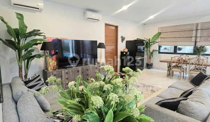 Rumah dengan Kolam Renang Dekat Stasiun KRL dan Mall di Bintaro 2