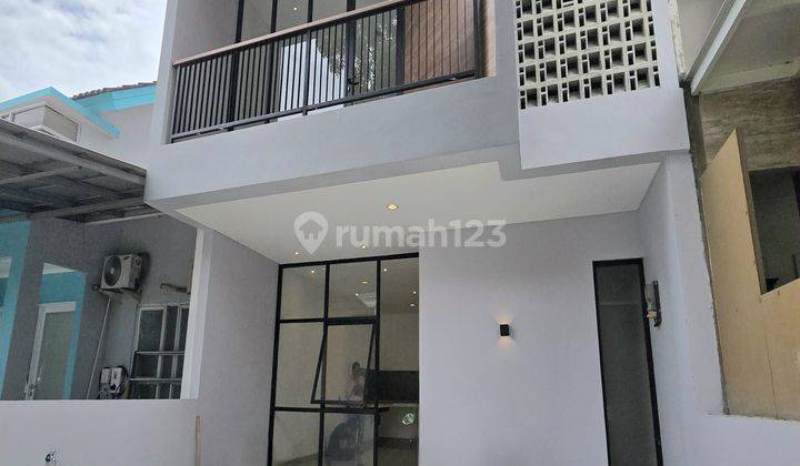 Rumah  3 Lantai Bagus Unfurnished Dekat Pintu Tol Bintaro 1