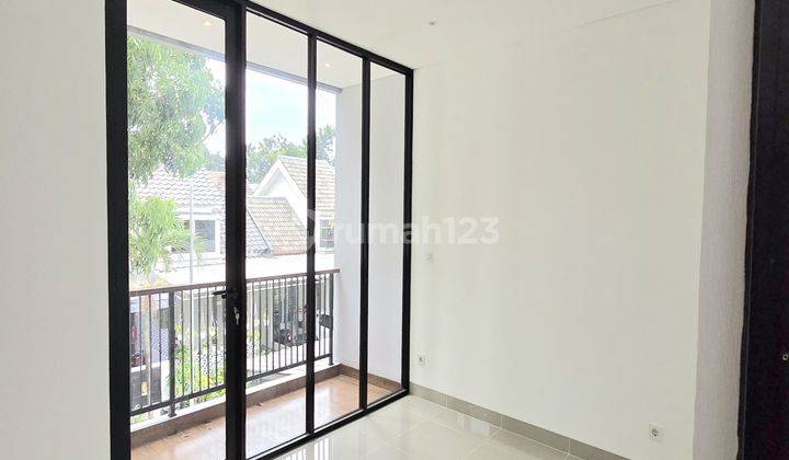 Rumah  3 Lantai Bagus Unfurnished Dekat Pintu Tol Bintaro 2