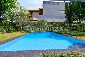 Rumah Luas Di Komplek Dengan Kolam Renang Dekat Tol Cilandak