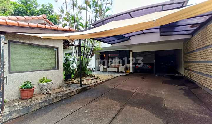 Rumah Hoek Satu Lantai Tanah Luas Dekat Fasilitas Umum di Kemang