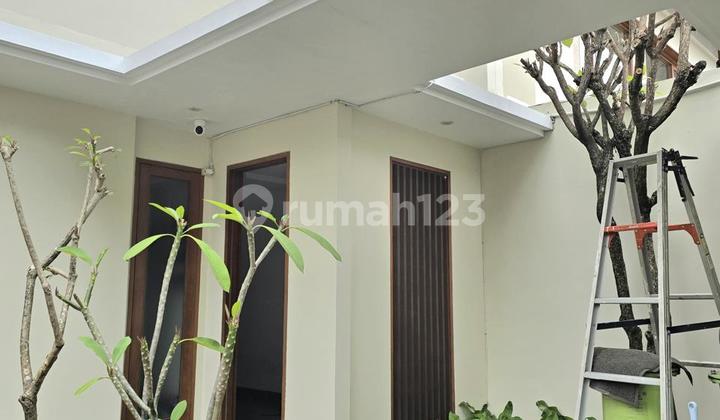 Spacious Corner House with Swimming Pool Near MRT and Cipete Toll Road 2