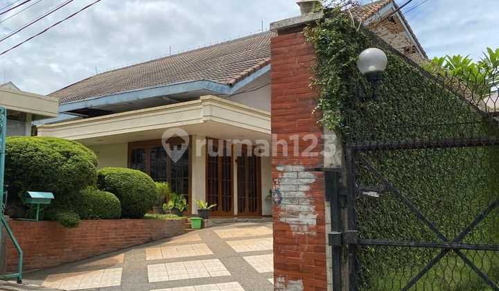 Well-Maintained House with Swimming Pool Near MRT Station
