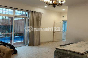 Rumah di Cluster dengan Kolam Renang Dekat Akses Tol di Bintaro