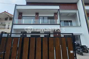 Rumah Dua Lantai Renovasi Dekat Pintu Tol dan Stasiun KRL di BSD