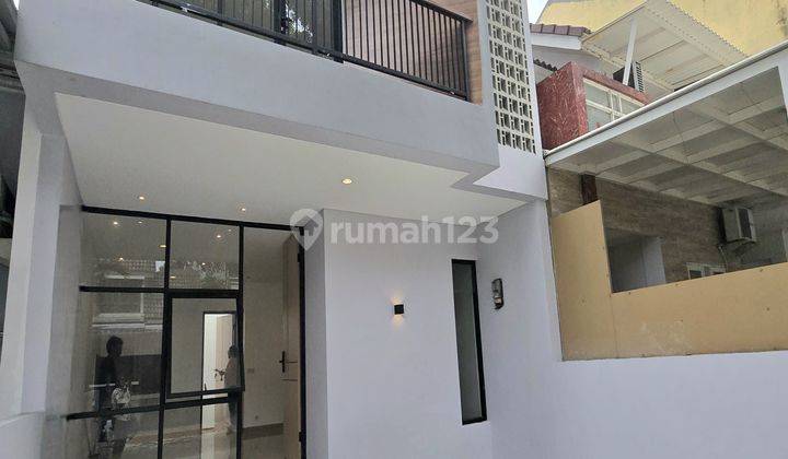 Rumah  3 Lantai Bagus Unfurnished Dekat Pintu Tol Bintaro 2