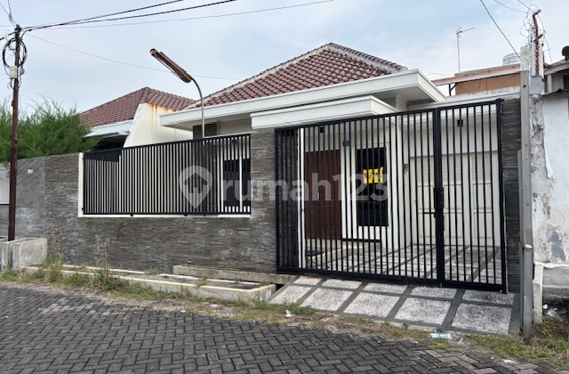 Dijual Rumah Modern Minimalis di Manyar Tompotika