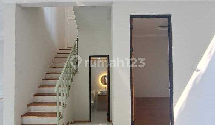 Dijual Rumah Hoek Semi Furnished, Asri di Kencanaloka BSD 2