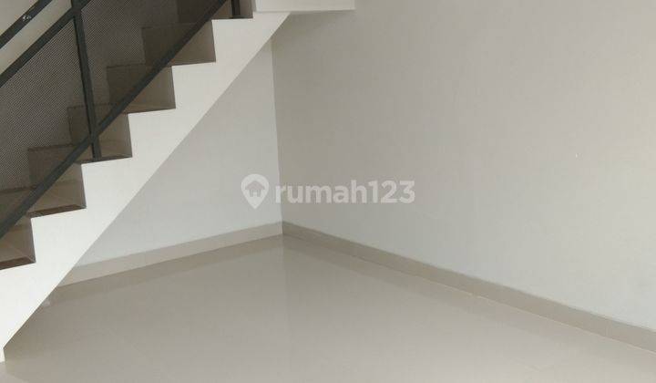 Rumah Cantik Murah 2 Lantai Siap Huni Hadap Selatan  2