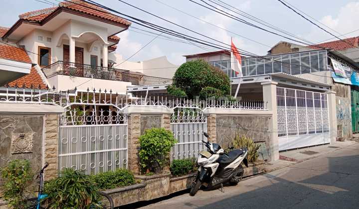 Rumah Furnish Fasilitas Kolam Renang Jual Bawah Pasar Di Palmerah, Jakarta Barat