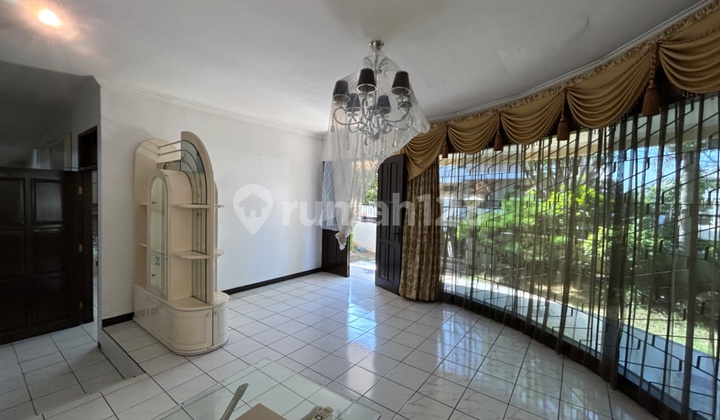 Special House in Manyar Kertoarjo, just a step away from East Surabaya's culinary spots. 2