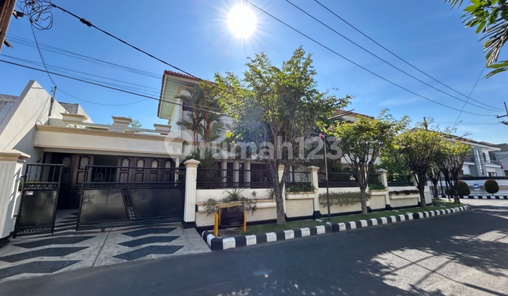 Special House in Manyar Kertoarjo, just a step away from East Surabaya's culinary spots.