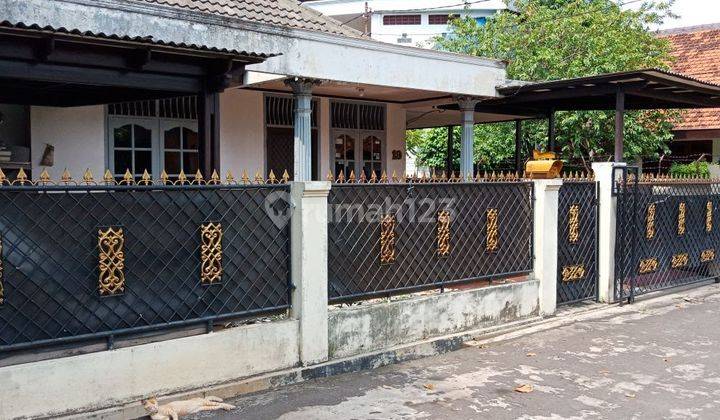 Rumah Hoek 2 lantai ,perlu renov ,Cocok buat Kost di Kramat Jati 2