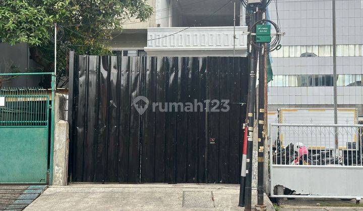 Ruko 3 lantai cocok buat Kost dan Tempat Usaha  di Jembatan Lima 1