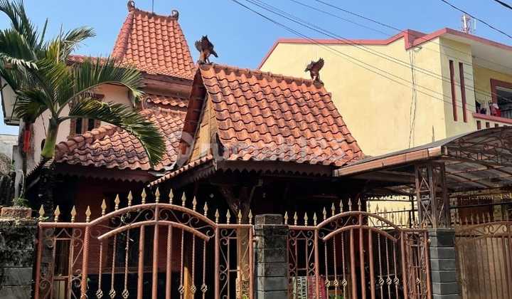 Rumah 2 Lantai Antik dengan Interior Kayu Jati di Cimanggis Depok