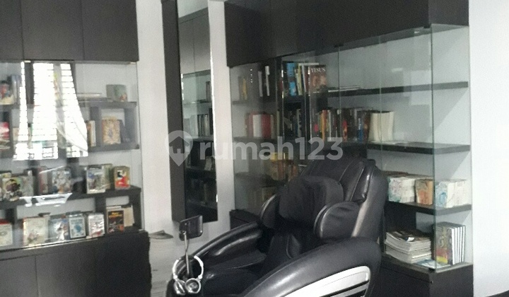 2-Story House Fully Furnished Ready to Move In Very Well-Maintained 2