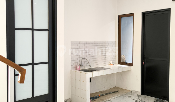 Rumah Rapi dengan Halaman Belakang dan Bangunan Rapi di Discovery Bintaro