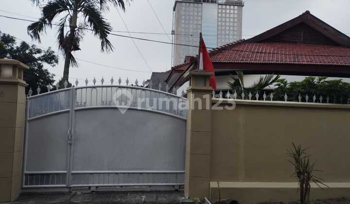 Rumah dengan halaman luas dan bangunan terawat di Bunga Mayang, Veteran 2
