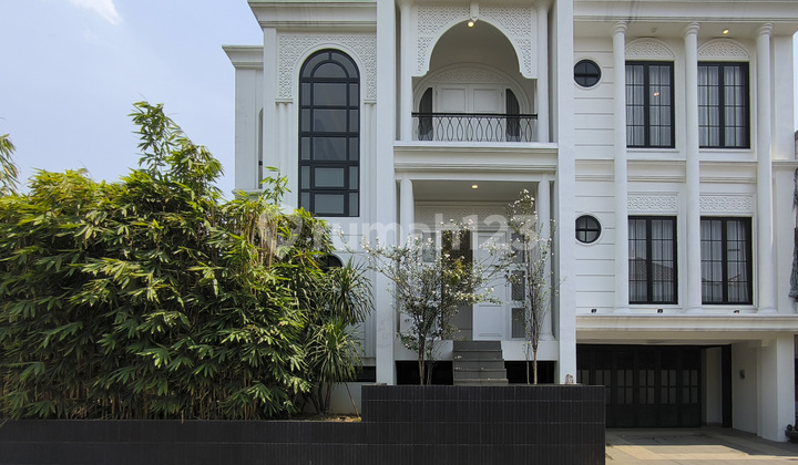 Rumah Hoek dengan Pool Berkonsep Classic Harmony di Puri Bintaro Sektor 9