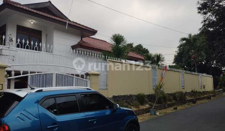 Rumah dengan halaman luas dan bangunan terawat di Bunga Mayang, Veteran