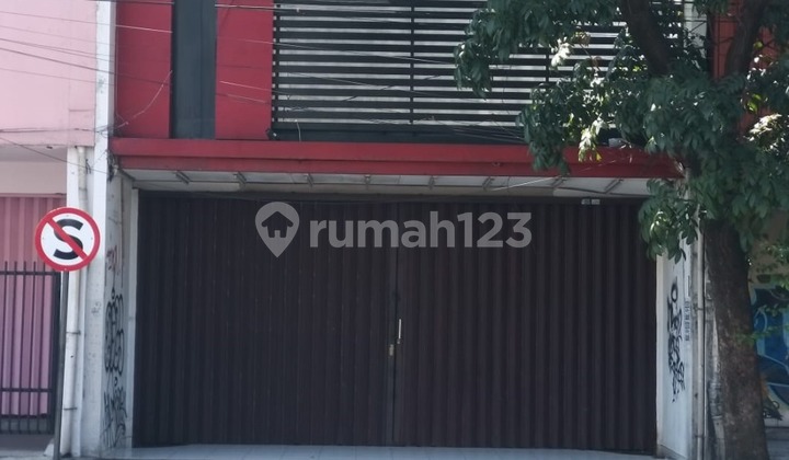 Shop house in the city center near the town square