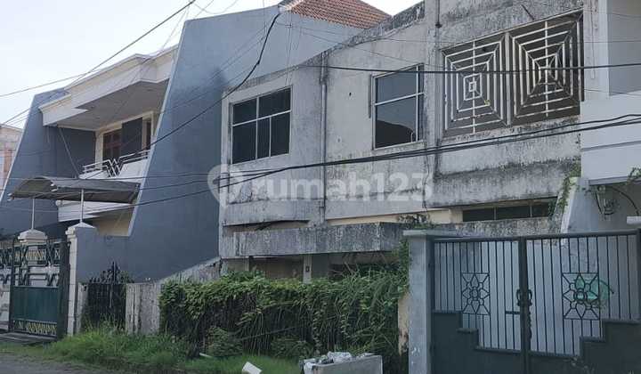 Selling Premium Location House in Manyar - Land Measurement Included