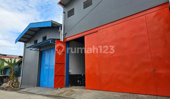 Gudang Kedinding, accessible for Fuso trucks, 20-foot containers ready to enter, strategic location in the Kedung Cowek warehouse complex area, Kenjeran, East Surabaya.