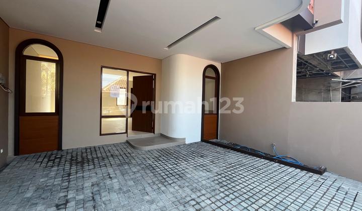 Modern 2-Story New Home Near Shopping Center 2