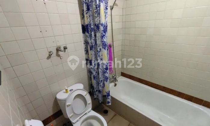 Spacious House With Gazebo Area on Setrasari Street, Bandung City