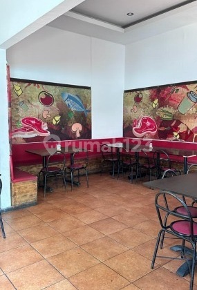 Strategic House Suitable for a Cafe in Riau Wing Strategic House Suitable for a Cafe in Riau Wing