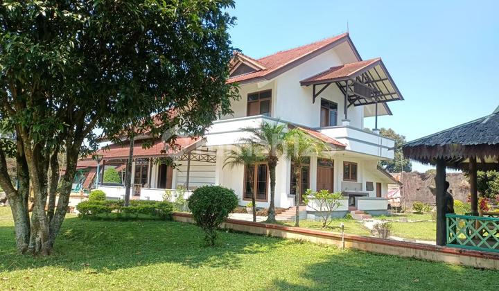 Villa Luas di Lembang dengan View Pegunungan Memukau & Udara Sejuk
