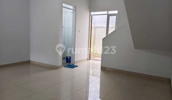 Commercial Building for Quick Sale Prime Location Spacious Parking Next to Main Road 2