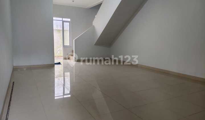 Commercial Building for Quick Sale Prime Location Spacious Parking Next to Main Road 1