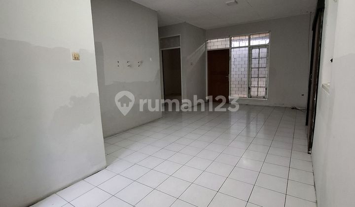 Old and Well-Maintained House in the Griya Pesantren Complex Area, Cimahi Old and Well-Maintained House in the Griya Pesantren Complex Area, Cimahi