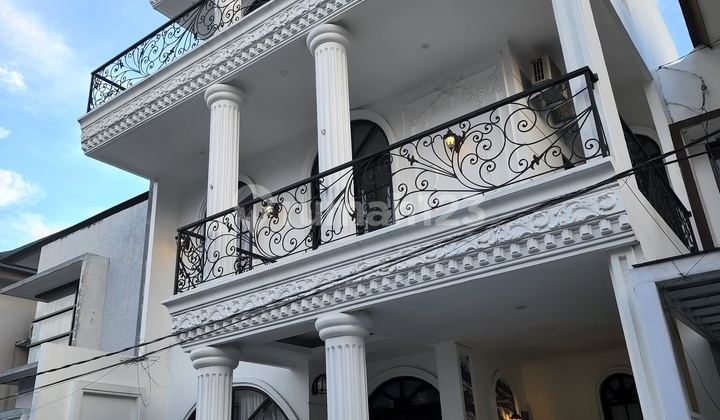 Rumah 3 lantai type Eropa Klasik Modern di Cluster Antapani