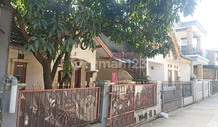 House in Permata Biru Cinunuk Complex, strategic, around 300 million. 2