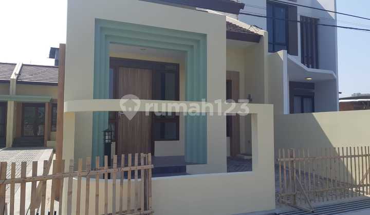 A minimalist house in Cisaranten Kulon, Arcamanik, around 600 million. 2