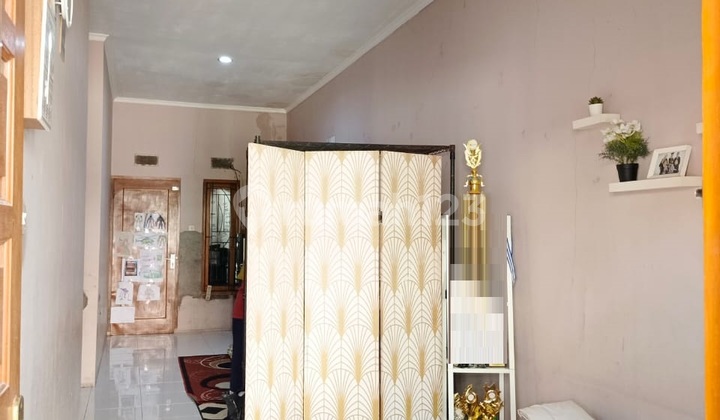 A 1-story house in the Cisaranten Kulon Complex, Arcamanik, Bandung City. 2